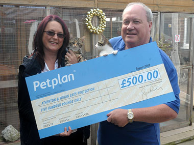 Left to right: Cats Protection's Colin Harrison, and Petplan’s Account Executive Pauline Wellbelove.