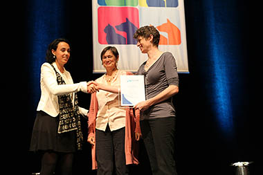 Clare Rusbridge (at right), recipient of the 2014 FECAVA award for best original paper