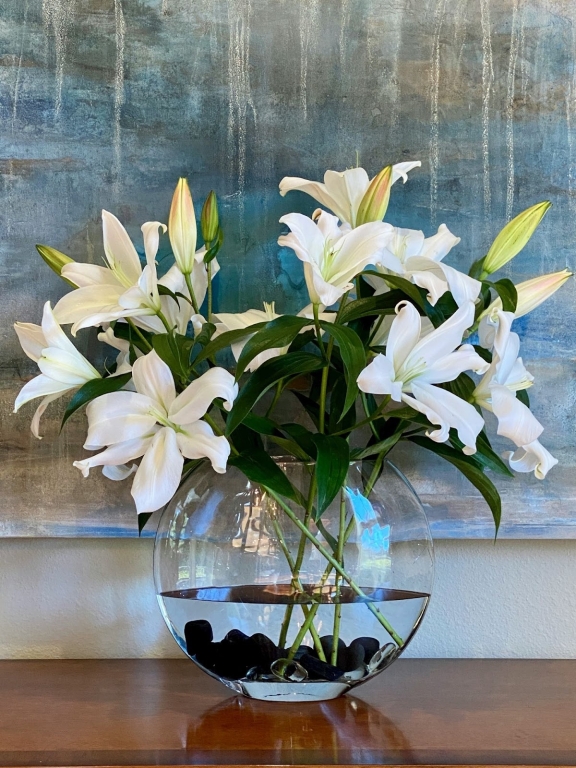 A vase of lilies