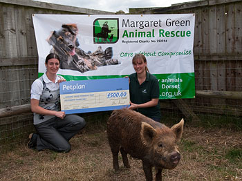 Ellie Makin Shelter Manager of MGAR with Petplan Business Developer Elly Woolcott