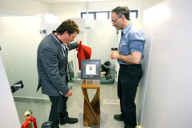 Noel Fitzpatrick presents Michael Ball with Freddie paw print
