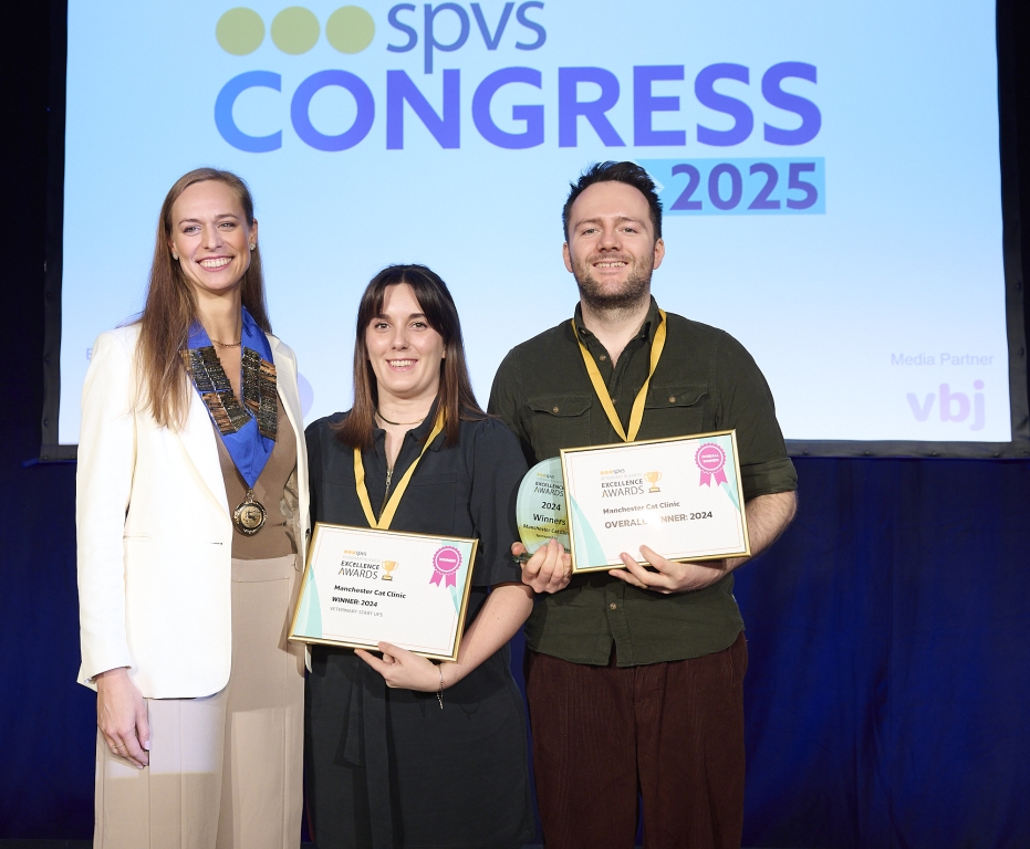 Past President (now SVP) Silvia Janska with last years’ award winners: Manchester Cat Clinic