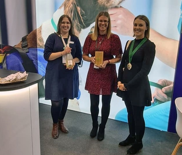 BVNA president Jo Oakden presents the exhibitor sustainability award to Vicky Ford Fennah and Kelly O’Neil from Linnaeus. 