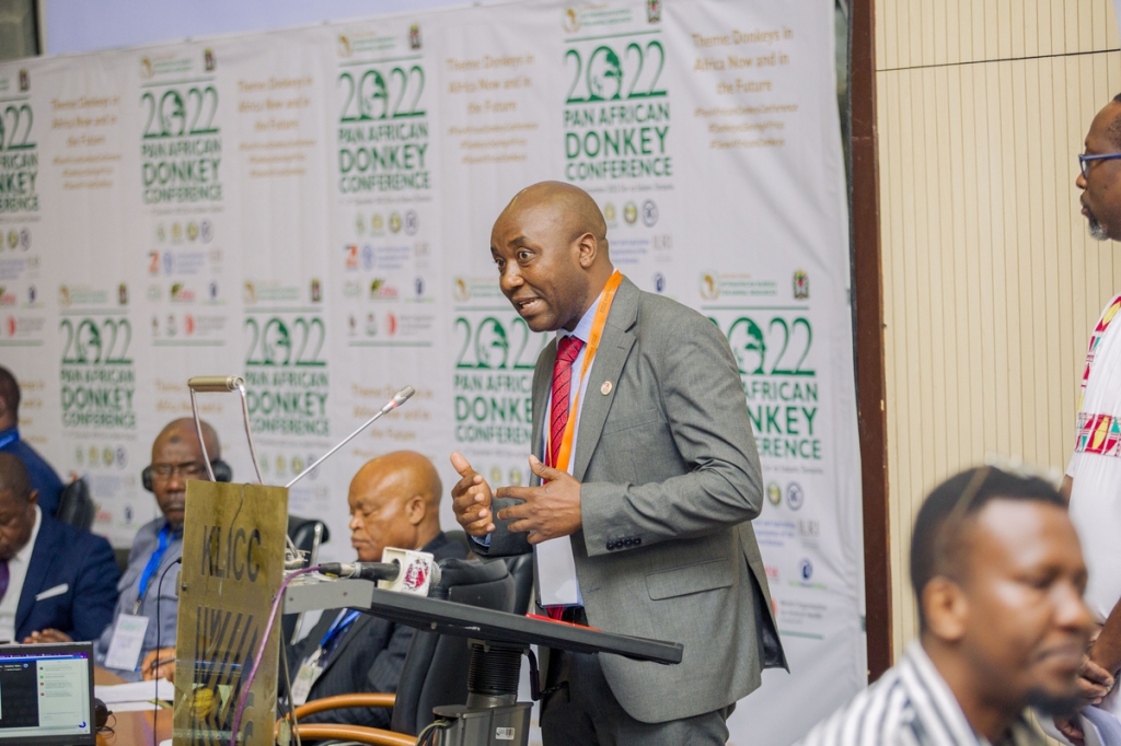 Brooke East Africa&#39;s Dr Raphael Kinoti addresses the conference. Credit KELO/Brooke