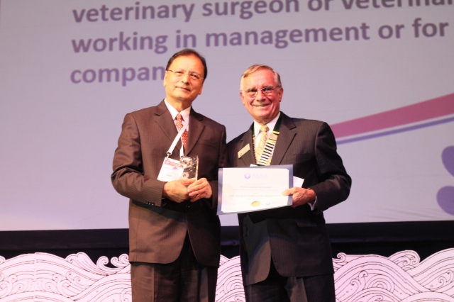 (Left to right) Dr Mukti Narayan Shrestha receiving his Award from WSAVA President Colin Burrows