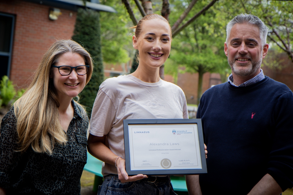 L-r Natasha Hetzel, Linnaeus Veterinary Education Manager, winning student Alexandra Laws and Dr Peter Holland, Associate Dean within the School of Veterinary Medicine.