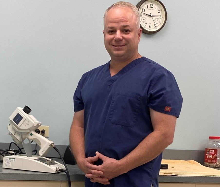 The Seeing Eye Institution director Kyle Quigley with the Genesis Retinal Camera donated by Davies Veterinary Specialists in Hertfordshire. 