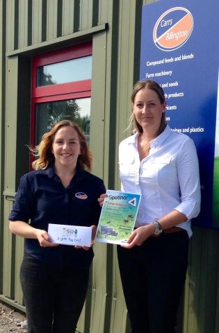 Norbrook Territory Manager Rebecca Lambert presents Carrs Billingtons Laura Robinson with her award for winning Norbrooks Spotinor display competition.